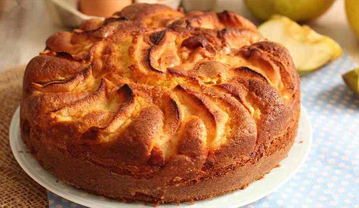 Gâteau aux pommes et au yaourt parfumé à la cannelle