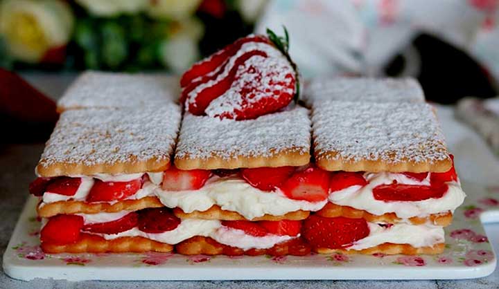 Gâteau de biscuits aux fraises et au mascarpone sans cuisson