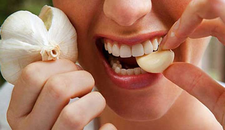 Vous voulez savoir comment arrêter un mal de dents ? En attendant le rendez-vous chez le dentiste, qui peut être prévu dans plusieurs jours… Il faut bien soulager la douleur. Heureusement, il existe des remèdes naturels pour soulager la douleur. Et ça marche pour pour une carie, une gingivite ou un abcès. Voici 8 remèdes de grands-mères efficaces quand on a mal aux dents. 1. Le clou de girofle Le plus vieux remède de grand-mère connu. Mais efficace. Comme vous le savez, le clou de girofle est antiseptique. Et il peut vous sauver de votre rage de dents. Il suffit de le poser là où ça fait mal et le mordre doucement quelques minutes. Si vous préférez, faites un bain de bouche en l’infusant au préalable. 2. Le bain de bouche Ici, plusieurs ingrédients sont possibles afin de réaliser un bain de bouche. Mais dans tous les cas, votre bain de bouche fait maison soulage les maux de dents et de gencives. – le vinaigre de cidre : 1 cuillère à café dans 1 verre d’eau tiède, – l’huile essentielle de menthe poivrée : 1 goutte dans 1 verre d’eau tiède, – le sel : 1 cuillère à café dans 1 verre d’eau tiède, – l’ortie : préparez l’équivalent d’1 verre d’infusion d’ortie. Faites des bains de bouche en vous gargarisant avec le mélange choisi. Utilisez tout le verre. Faites ceci 1 à 2 fois par jour. 3. Le froid Remplissez un sac congélation de glaçons et posez-le sur votre joue douloureuse le plus longtemps possible. 4. L’ail L’ail est un puissant antibiotique. Contre les douleurs, il contient de l’allicine. Il lutte contre les infections. Il suffit de frotter une gousse d’ail directement sur l’endroit douloureux. Si vous préférez, vous appliquez la gousse écrasée sur la dent concernée. 5. La racine de gingembre Vous savez déjà que le gingembre était efficace pour protéger votre organisme. Il renforce vos défenses immunitaires. Il peut donc aussi se trouver redoutable contre les maux de dents, grâce à ses vertus anti-inflammatoires. Épluchez un morceau de racine de gingembre et placez-le sur la dent. Mordez doucement. 6. L’huile essentielle d’arbre à thé Utilisez votre brosse à dents : Mettez 1 goutte d’huile essentielle d’arbre à thé dessus et frottez doucement. L’arbre à thé est naturellement antiseptique. 7. L’homéopathie Le remède homéopathique recommandé en cas de rage de dents est Arsenicum 15CH. Prenez la dose prescrite par votre pharmacien. 8. L’auto-massage Se masser peut soulager un moment la douleur. Les endroits sensibles aux douleurs dentaires sont le lobe de l’oreille, la joue et le bout de l’index. Astuces bonus : – Pensez à vous brosser les dents au moins 2 fois par jour pendant 3 min. – Utilisez une brosse à dents souple ou médium. – Le fil dentaire peut compléter le brossage et enlever les impuretés. – Bien sûr, on fait attention au sucre ou on se brosse les dents après ! – Pensez à voir votre dentiste une fois par an.