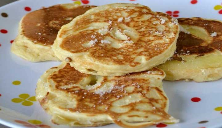 Pancakes aux pommes délicats et savoureux