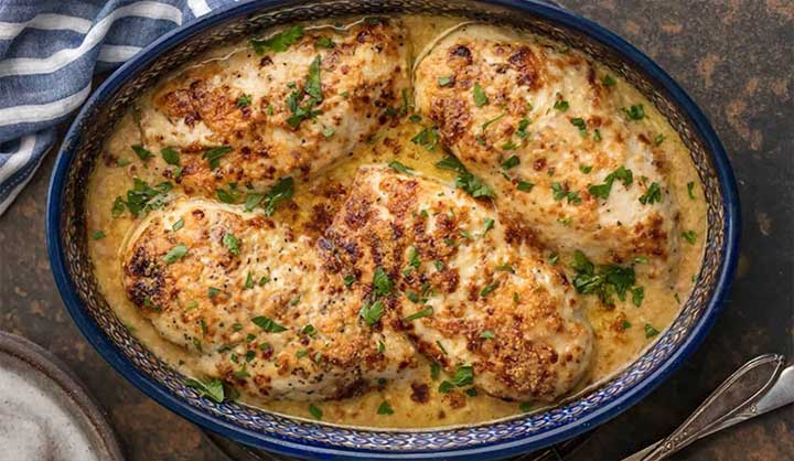 Poulet au parmesan à la sauce crémeuse César