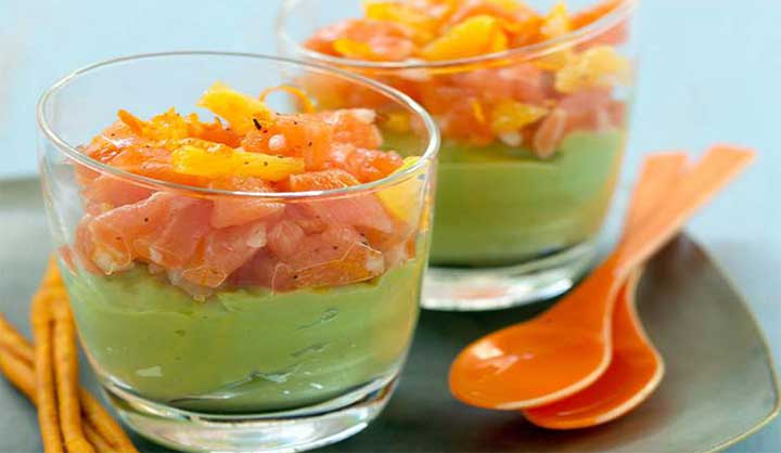 Verrines au guacamole, saumon fumé et orange agréables et bons pour Noël