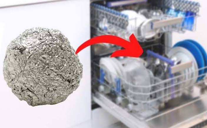 Pourquoi Mettre une Boule de Papier Alu Dans Son Lave-Vaisselle ?