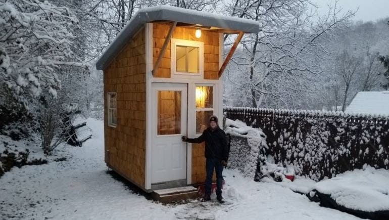 Âgé de 13 ans, cet adolescent construit sa propre mini-maison dans son jardin